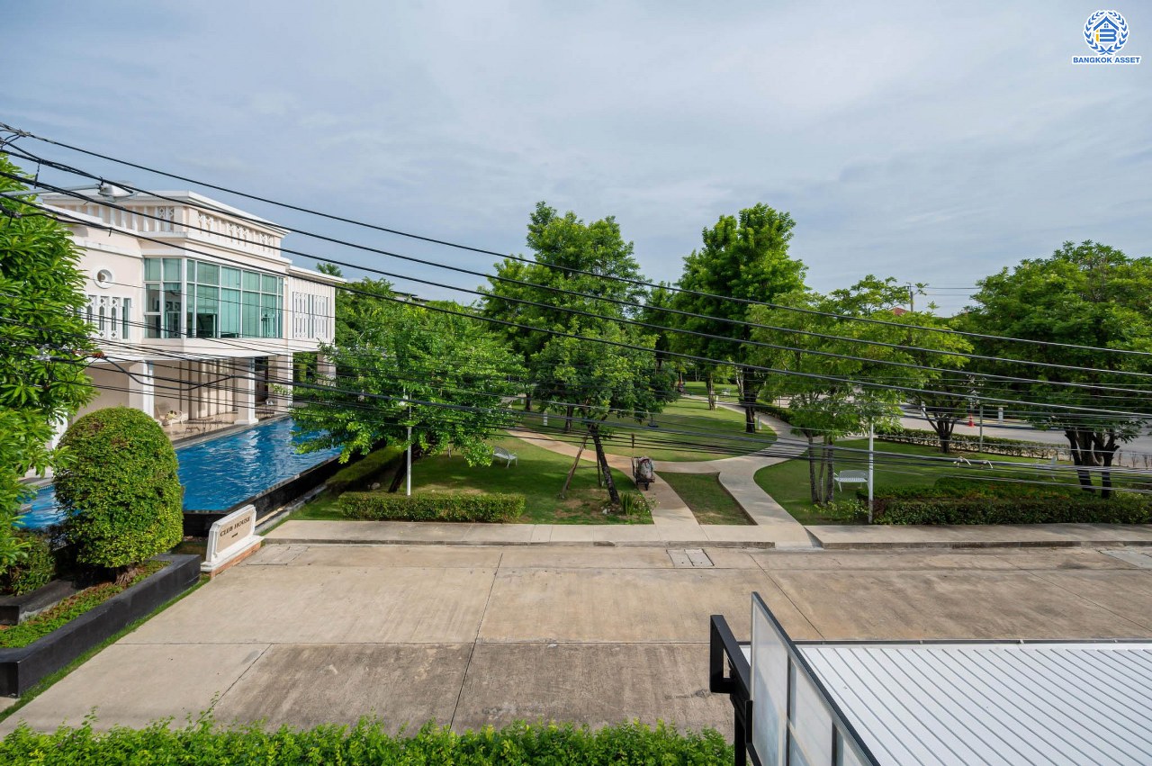 บ้านมือสองตกแต่งใหม่ โครงการ ธนาสิริ ราชพฤกษ์-ท่าน้ำนนท์ เนื้อที่ 50.5 ตร.ว. ฟังก์ชัน 3 ห้องนอน 4 ห้องน้ำ 1 ห้องแม่บ้าน จอดรถได้ 2 คัน บนทำเลดี วิวสวนส่วนกลาง ติดถนนใหญ่ เชื่อมต่อหลายเส้นทาง ใกล้รถไฟฟ้าสายสีม่วง "สถานีไทรม้า" เซ็นทรัลรัตนาธิเบศร์ พร้อมสิ่งอำนวยความสะดวกมากมาย